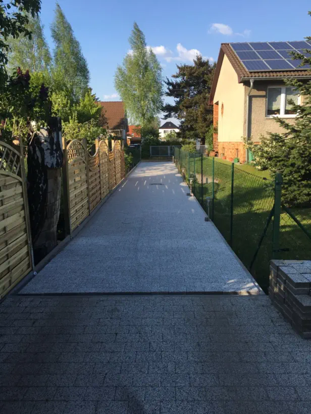 Gepflasterter Weg